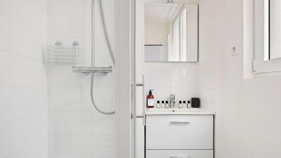 Un espace propre et pratique, équipé de tout le nécessaire pour votre confort.