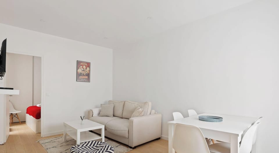  Un espace de vie lumineux et confortable, parfait pour se détendre après une journée de découverte.