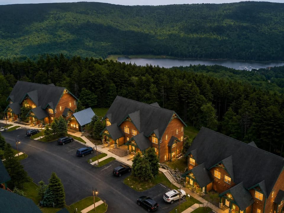Camp Four offers a fantastic location with easy access to Snowshoe’s Northern Tract via the Camp Four Trail to Powderidge Lift. (Slope access may be limited during early and late season.)