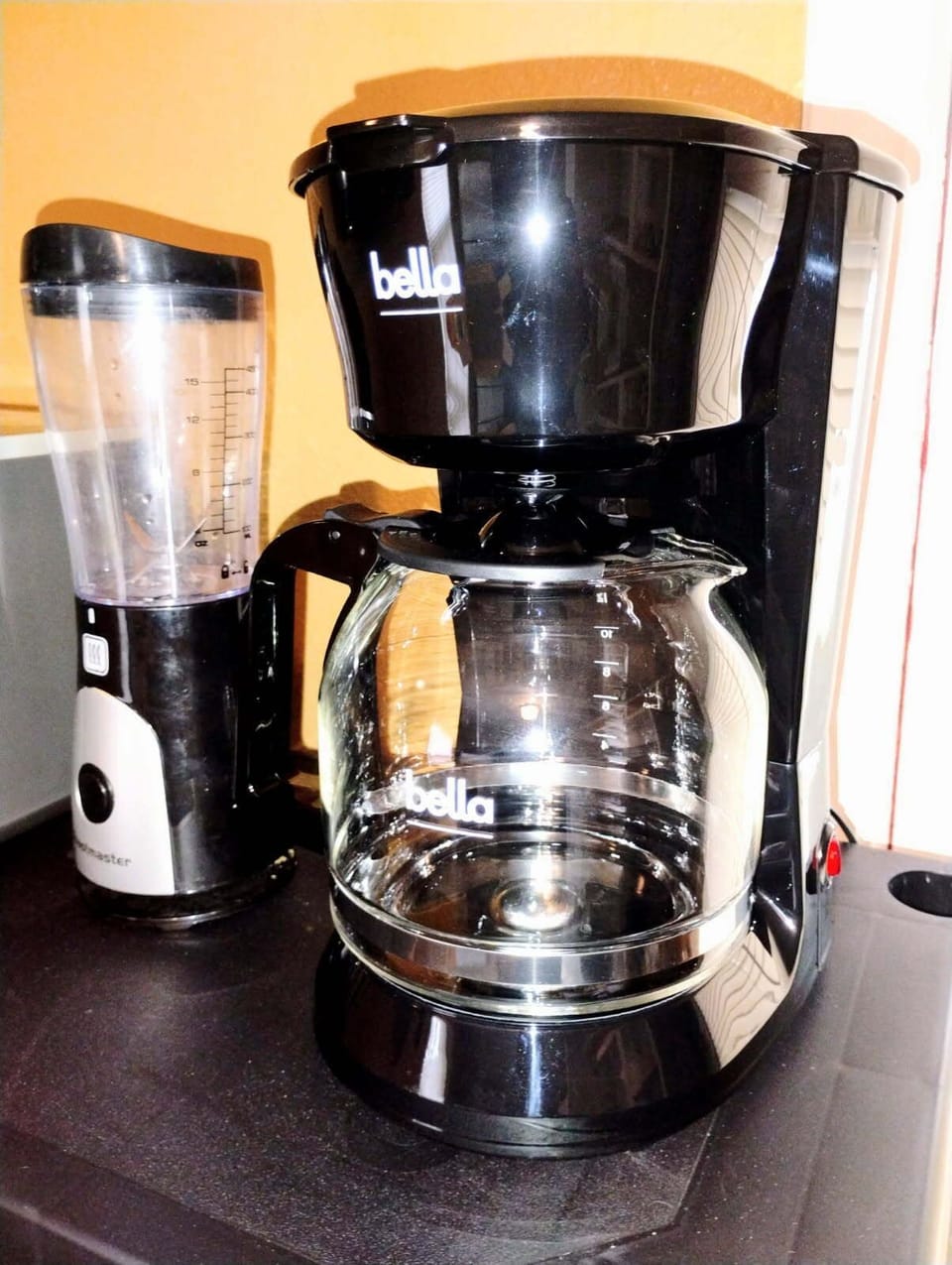 Start your day with a hot cup of coffee or make yourself a smoothie  🤤