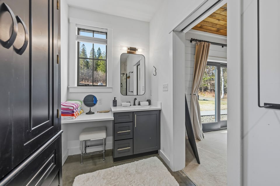 King bedroom attached bathroom