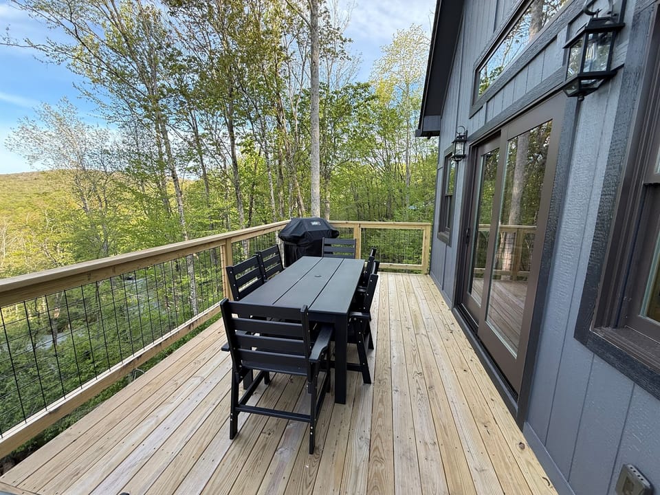 Outside dining area for 6. 