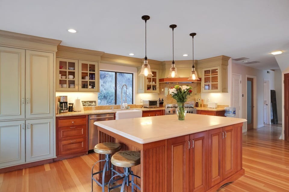 Kitchen with island with bar Stool Seating