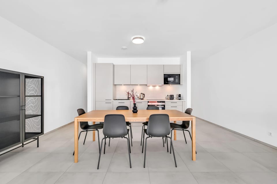 Dining area with open kitchen concept, creating a functional and social environment.