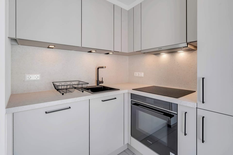 Fully equipped kitchen corner with practical layout and clean finishes.