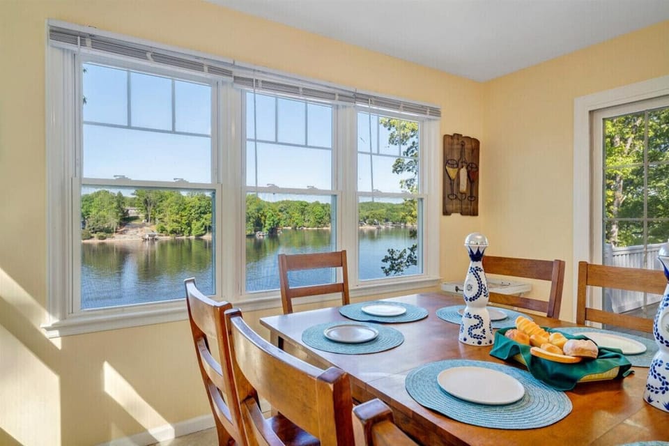 Room for everyone to savor their meals while enjoying the lake view.