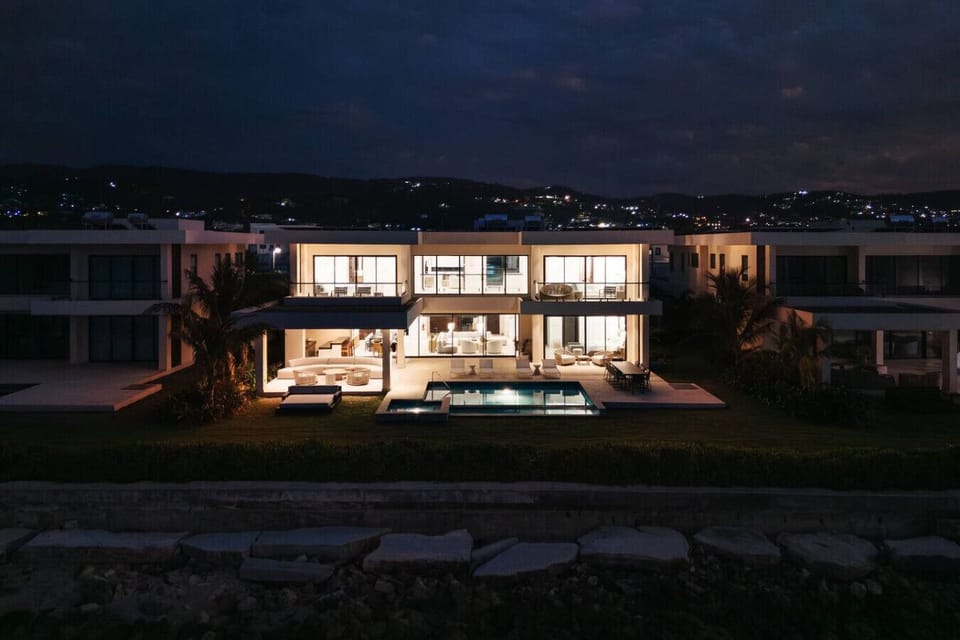 Palm Beach Villas is ideal for travellers seeking a private, luxurious Caribbean residence or vacation home with space, sea views, and resort-like conveniences, but without the density of a standard hotel or condo complex.