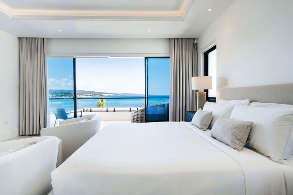 ♛ Bedroom 1: King-size Bed, Ensuite, TV - After an exciting day exploring Jamaica and enjoying the beaches, you will be looking to rest for an equally entertaining tomorrow. Once you are ready to relax, make your way to these comfortable bedrooms.