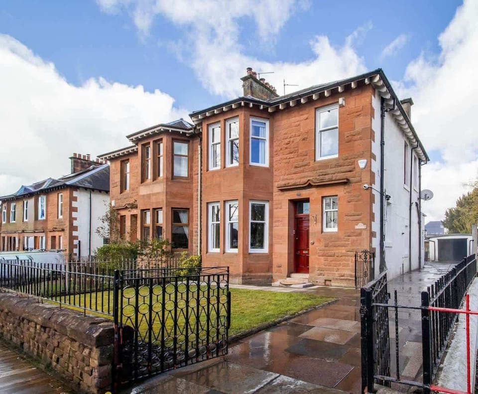 Ravenswood - street view with private driveway