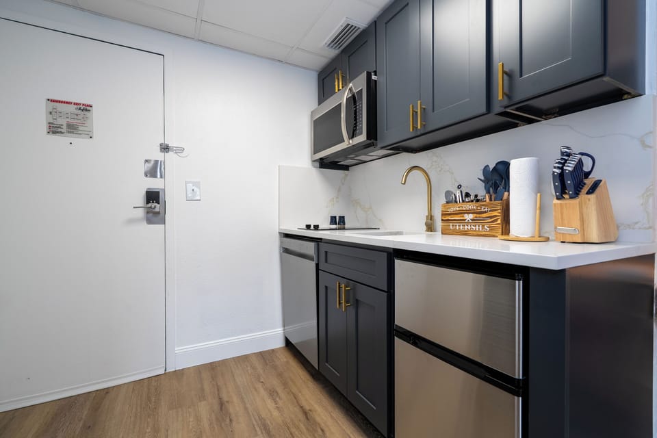 The kitchen is equipped with a freezer, mini-fridge, dishwasher, stove, pots and pans, cutlery, coffee maker, toaster, blender, kettle, utensils, bottle opener, can opener, plates, glasses, goblets, Airfryer, cups ...