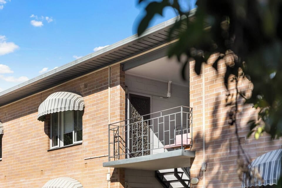 Arrive home to this quiet apartment complex, set in a leafy pocket close to the Adelaide Parklands.