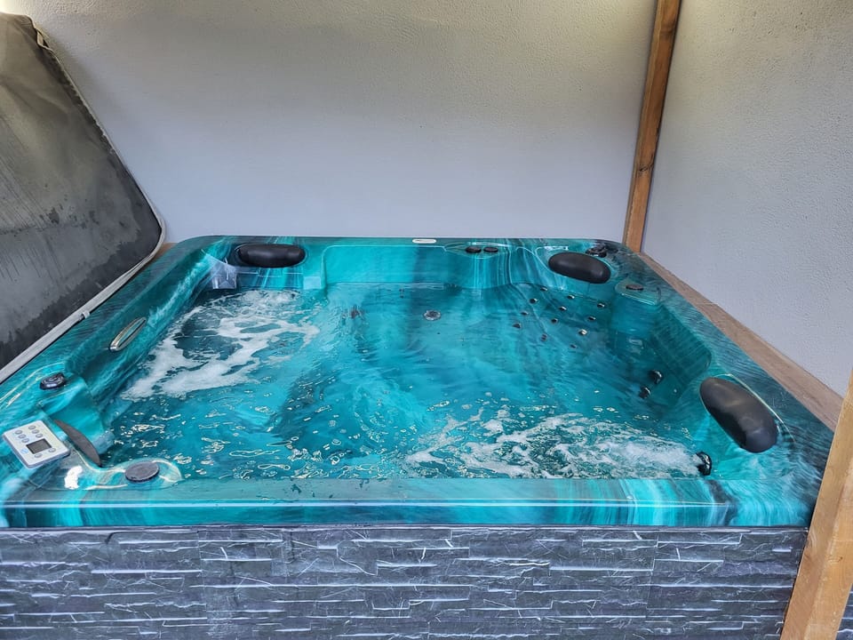 Indoor spa tub