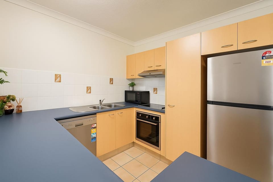 Fully equipped kitchen with oven, stove, microwave and full-size fridge