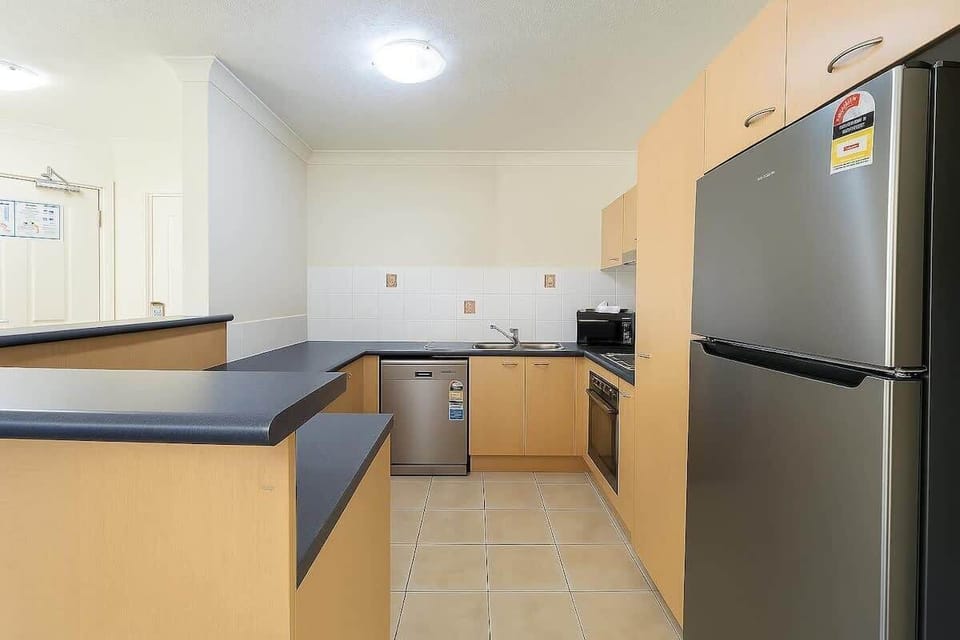 Fully equipped kitchen with oven, stove and full-size fridge