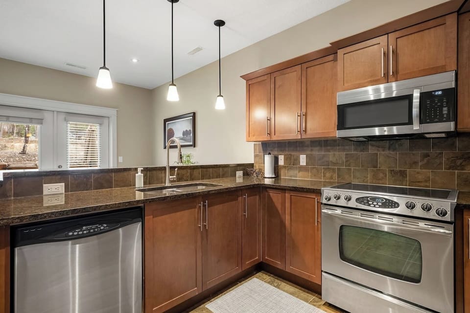 Full kitchen with a blender, crockpot/slow cooker, rice cooker, drip coffee machine, ground coffee, tea, sugar and basic condiments (ketchup, mustard and relish.)