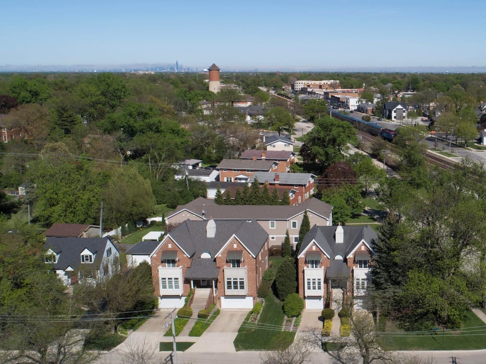5-minute walk to downtown Western Springs—Metra express, fine dining & shopping