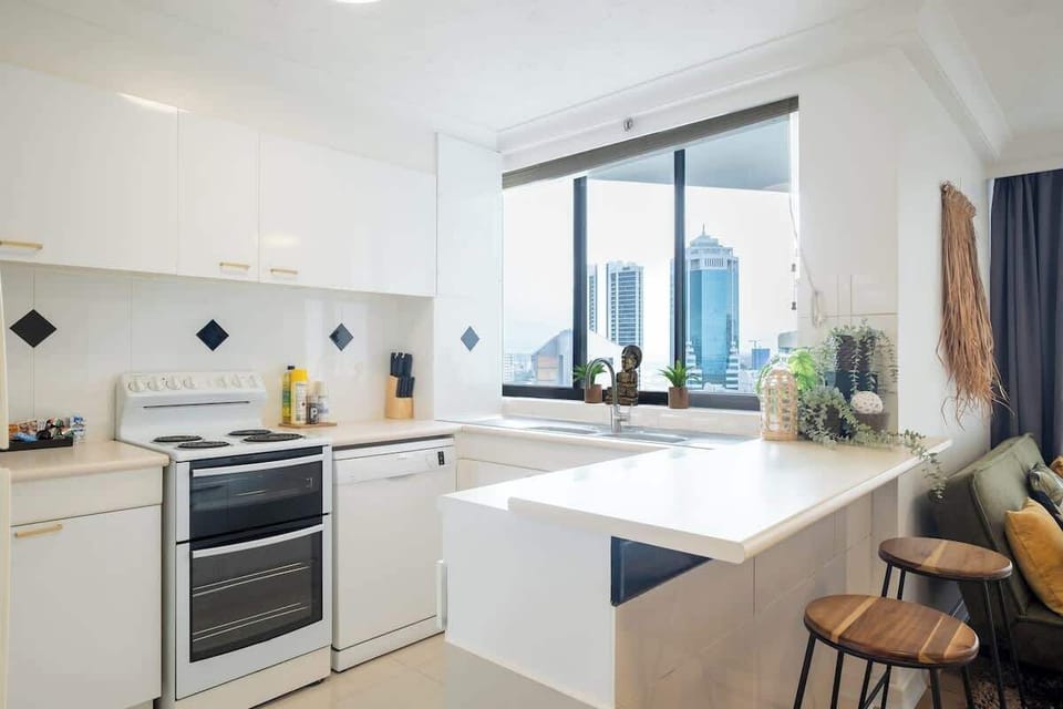 Bright and Functional Kitchen – Cook with ease in a spacious, fully equipped kitchen with contemporary finishes.