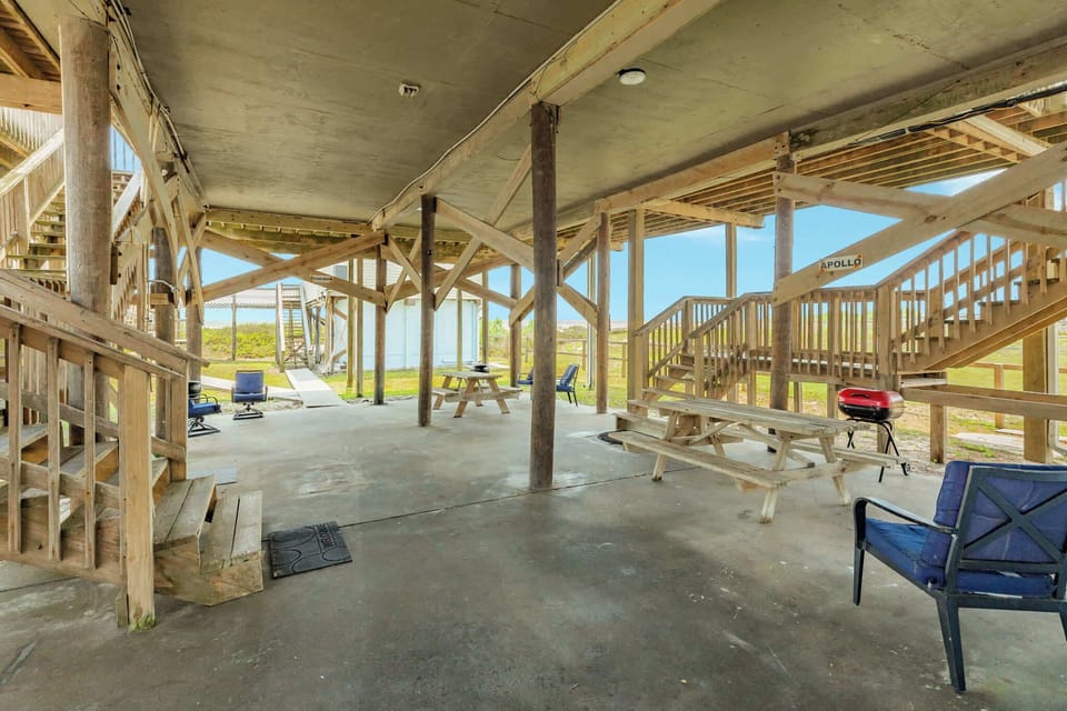 Outdoor area, enter the property to the left 