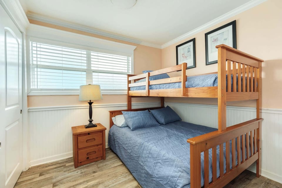 Bedroom with twin over full bunkbed 