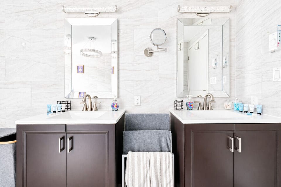 Stylish, clean, and convenient ✨ Modern double vanity with sleek finishes and ample space—perfect for getting ready with ease.