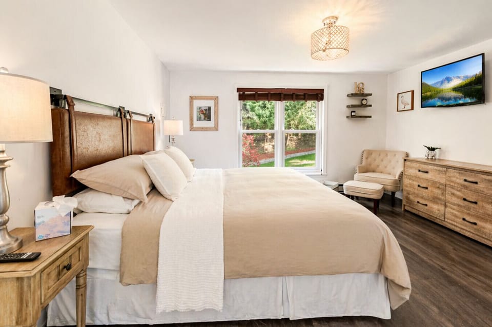 Spacious, bright, and relaxing 🤍 Plush bed, cozy seating, large windows, and a TV—perfect for unwinding and restful nights.