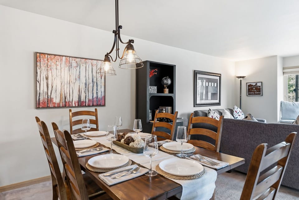Dining area:  Seating for 6, kitchen bar with 3 barstools 