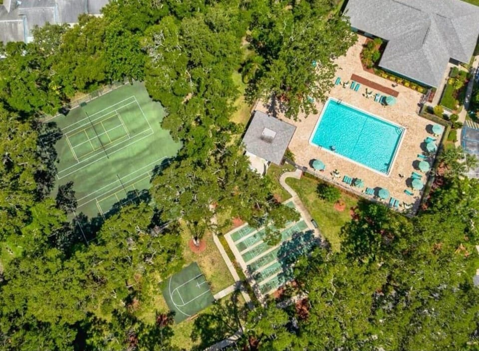 Large Olympic sized pool, clubhouse with pool tables and gym , tables for relaxing.  Tennis, pickleball, shuffleboard, basketball., children’s playground and picnic tables 