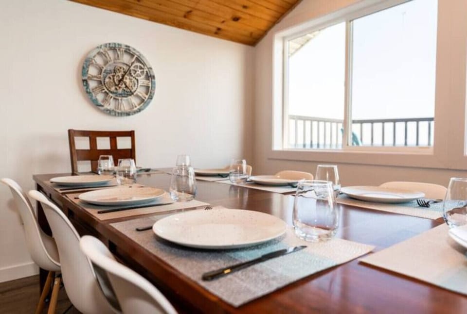 Open-Concept Design: The kitchen flows seamlessly into a dining area with vaulted wood ceilings, perfect for hosting family dinners.  Panoramic Windows: Prepare meals while enjoying floor-to-ceiling views of the sparkling lake waters.