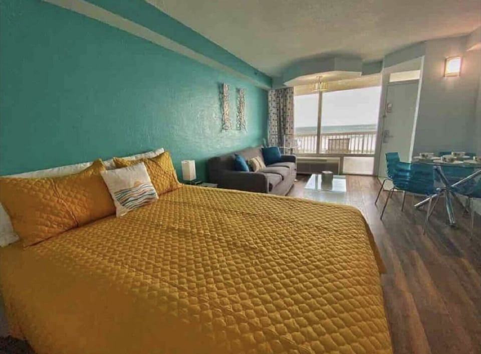 Breathtaking views and comfy queen bed.