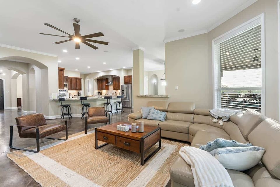 Living Room w/ Large Leather Sectional
