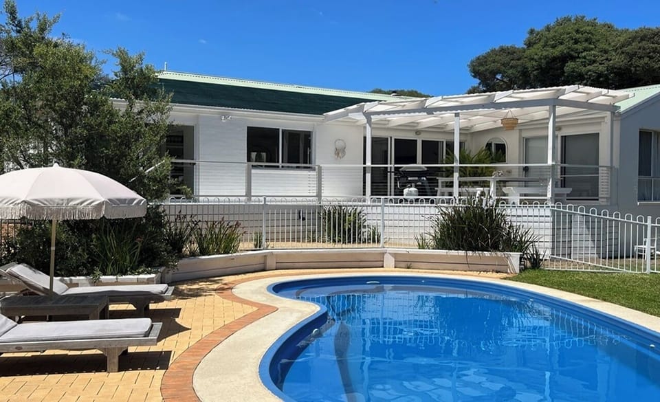 Three bedroom family friendly home in Rye with pool