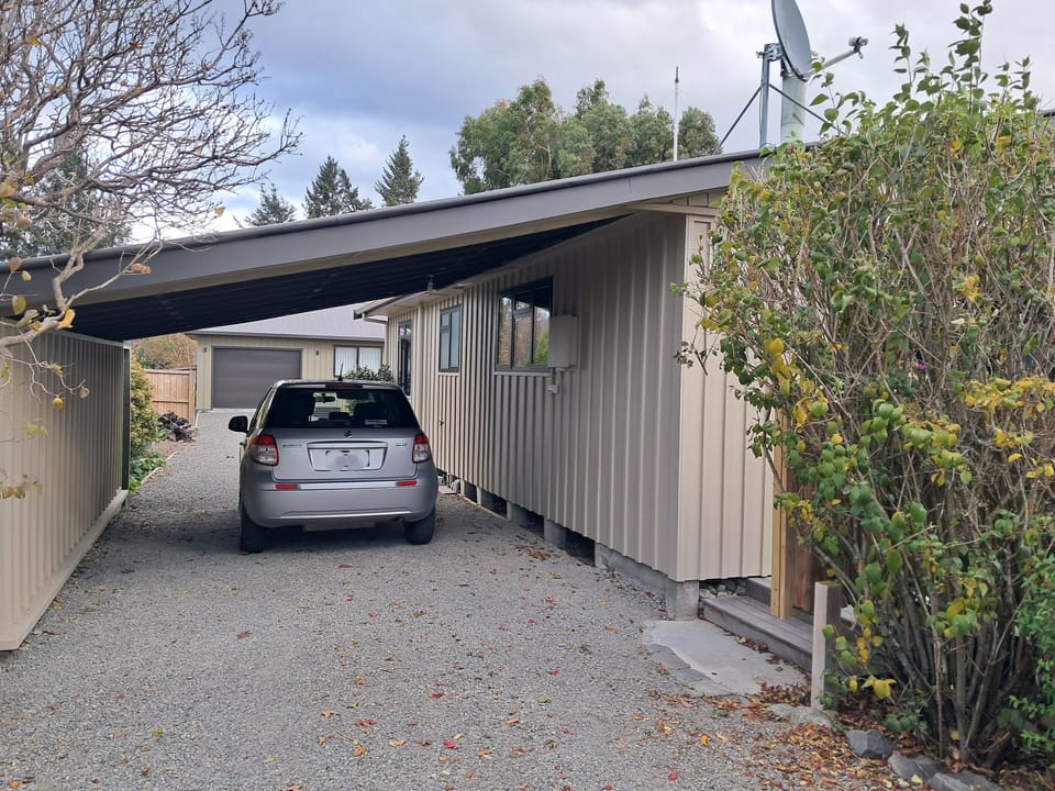 Lean-to. Note Low Clearance. loading / unloading parking
