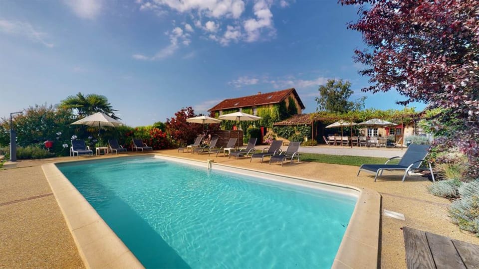 Domaine-des-Fargues-gite-du-Chatpentier-piscine-02-1024x576