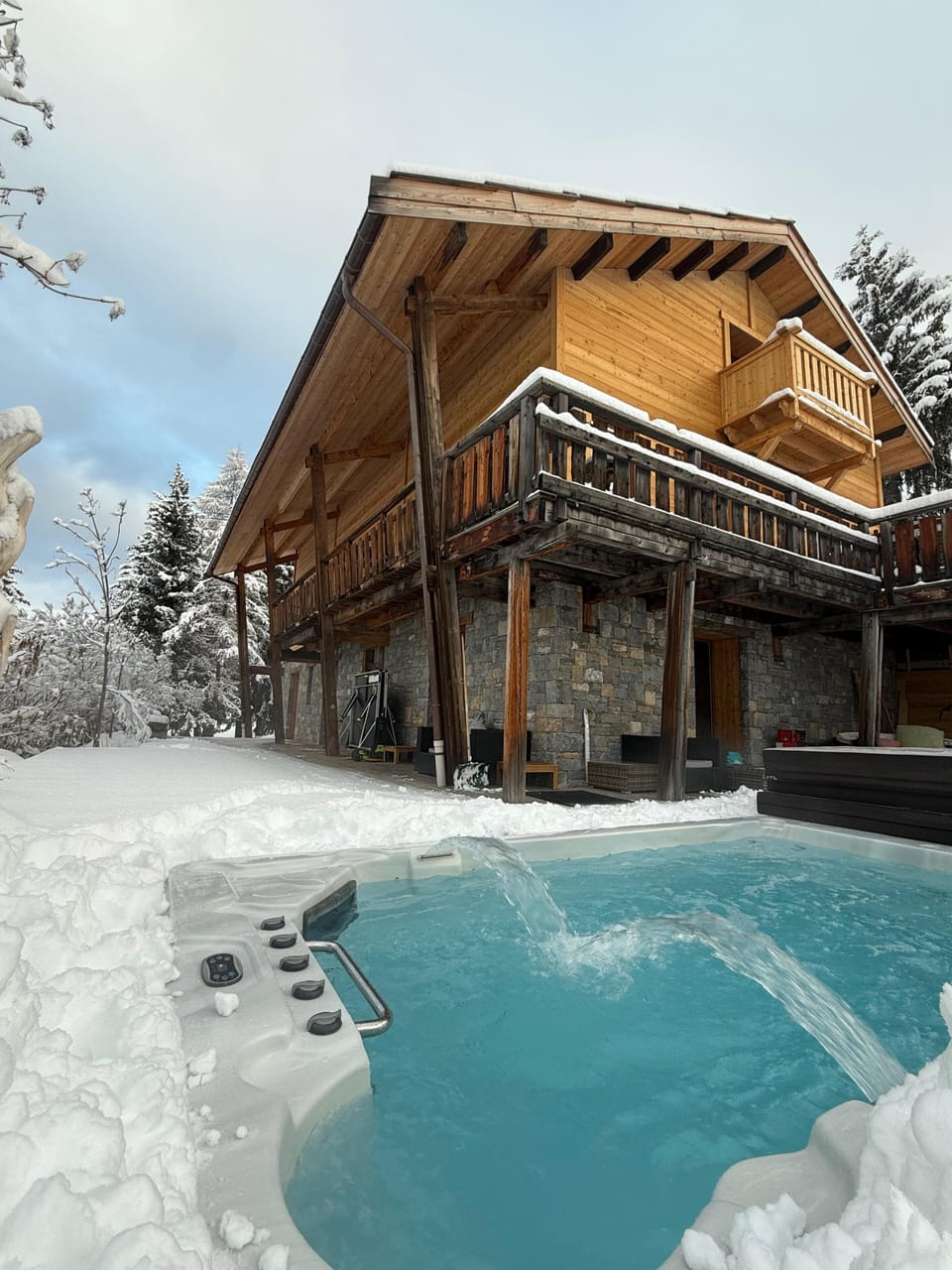 Outdoor spa tub