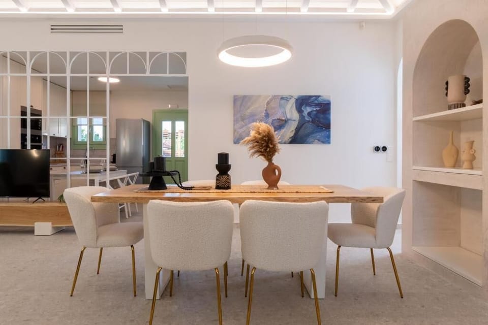 Open-Plan Living and Dining Space with Soft Neutral Tones