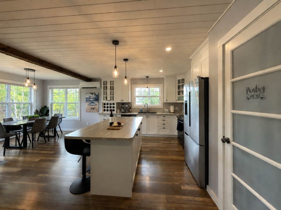 Fully stocked kitchen & stunning river landscapes!