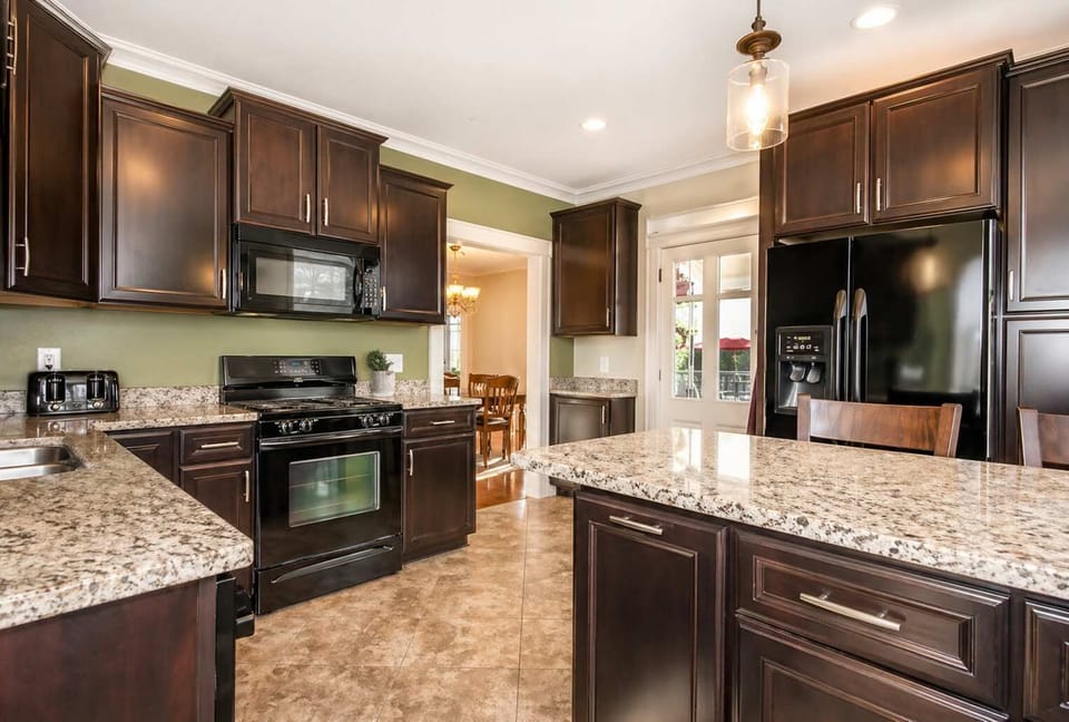 Kitchen: Clean and functional kitchen featuring everything you need to cook and dine. Ideal for home-cooked meals or quick bites during your stay.