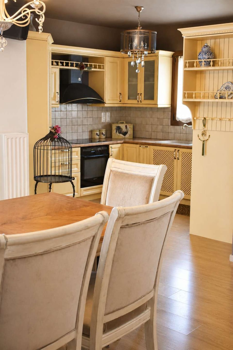 Breakfast counter beside the kitchen.