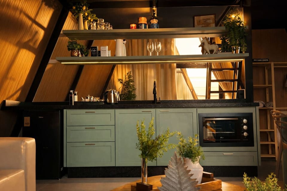 A Cabana Country conta com cozinha equipada e integrada ao espaço interno, unindo praticidade e charme em um ambiente acolhedor. Ideal para preparar refeições, um café da manhã tranquilo ou aproveitar momentos especiais durante a estadia.  O design aconch