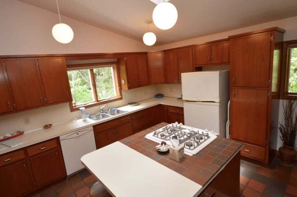 Kitchen with vaulted ceilings and center island, washer/dryer.