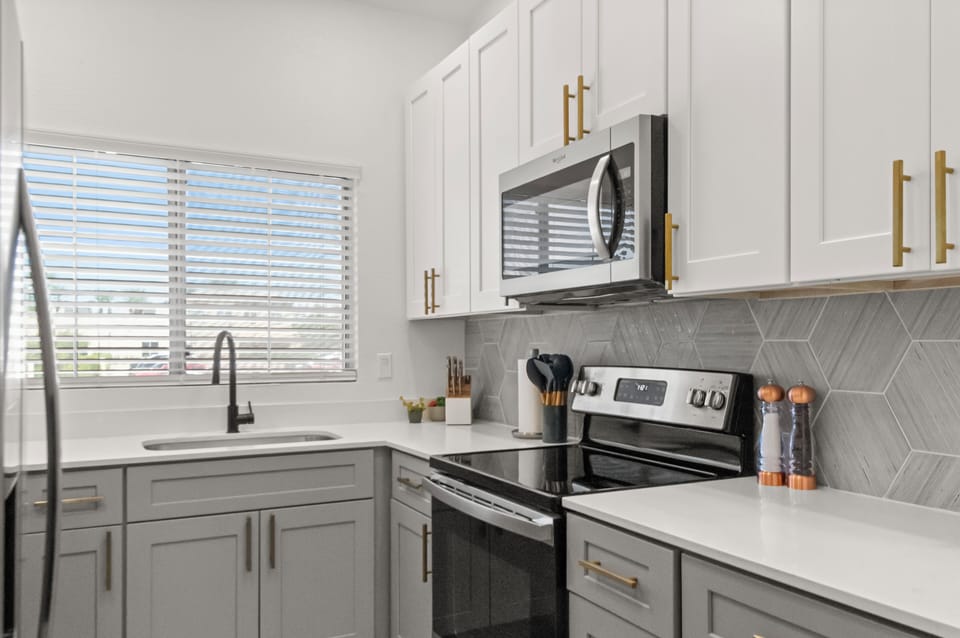 Modern kitchen with everything you need for home‑cooked meals.