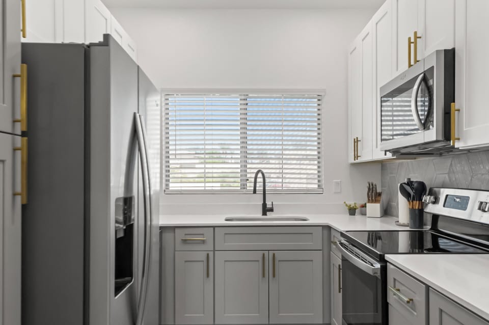 Modern kitchen with everything you need for home‑cooked meals.
