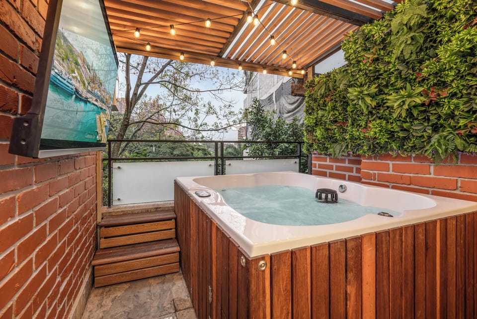 Outdoor spa tub