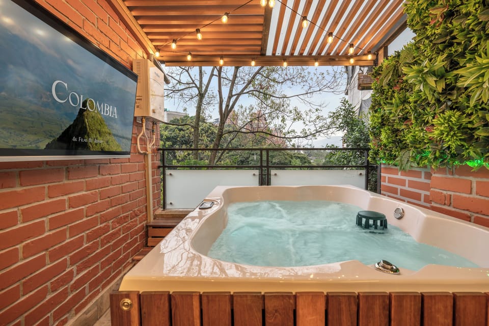 Outdoor spa tub