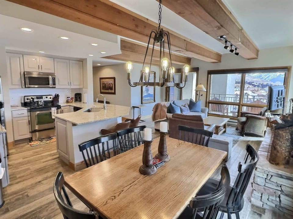 【Dining】Table for 6 — cook before the lifts open, save the dinners for Elk Ave