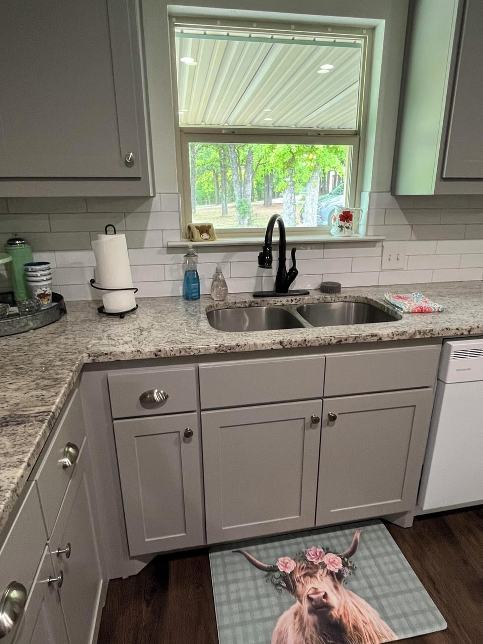 Full kitchen with dishwasher, drip and Keurig coffee makers, microwave, oven