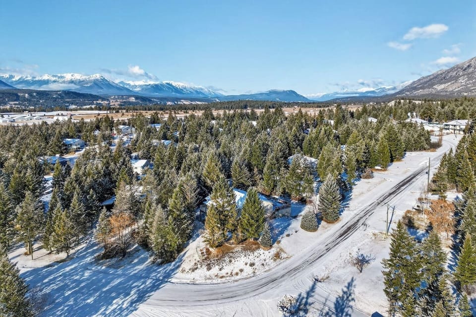 Exterior of Timberline Crest; conveniently located just minutes from Lake Windermere and downtown Invermere.
