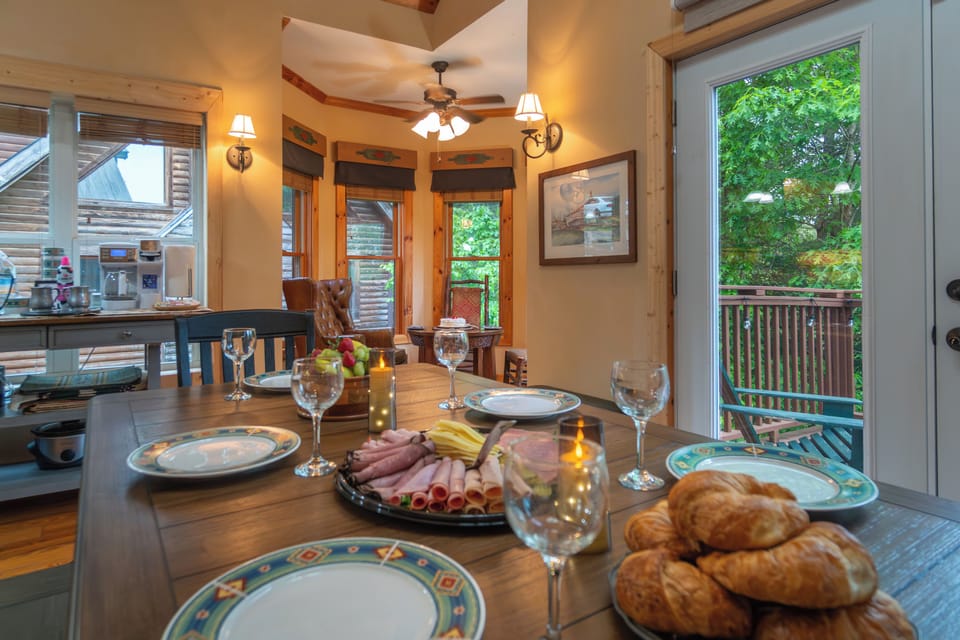 Beautiful dining area ready to enjoy a great meal!