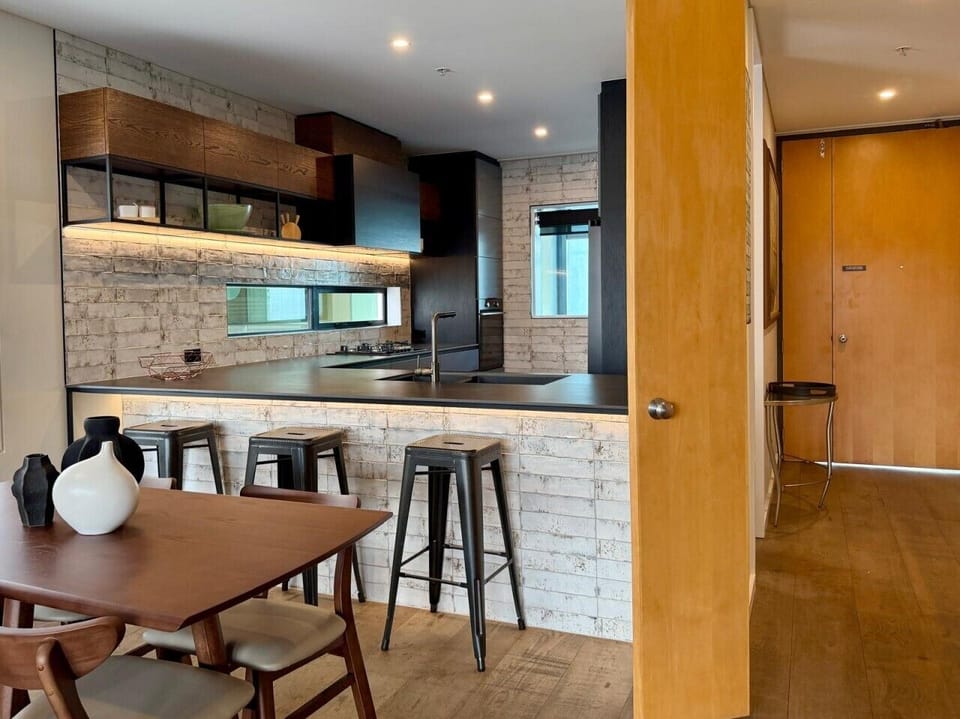 Fully equipped kitchen with bar seating
