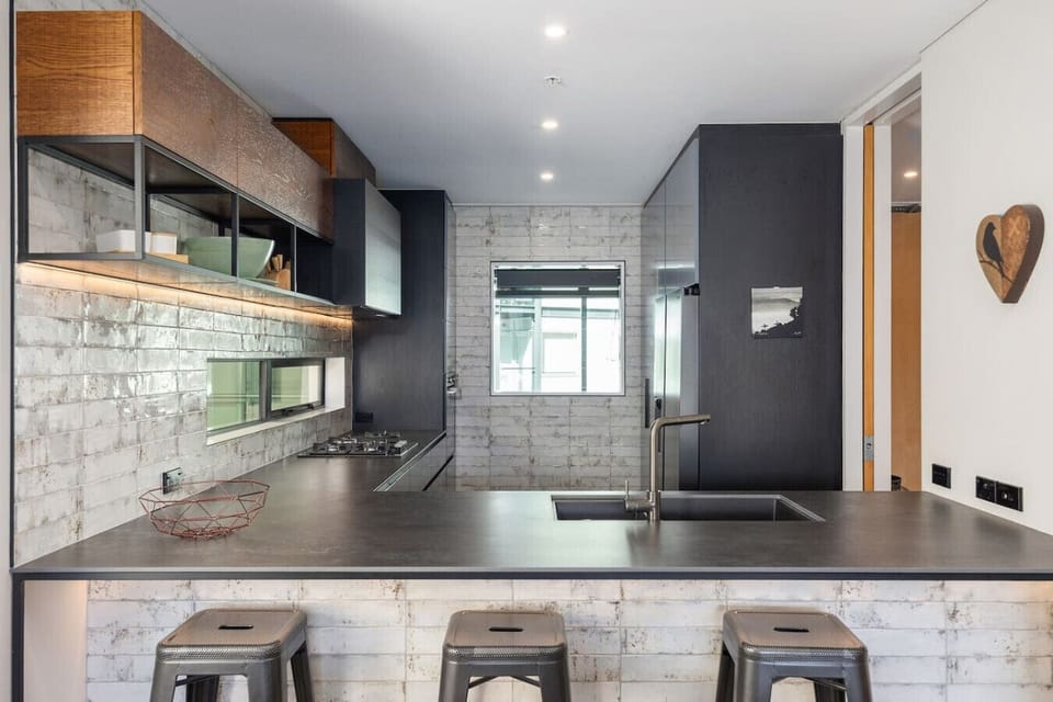 Fully equipped kitchen with bar seating